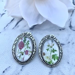 Darling Oval Flower Brooches